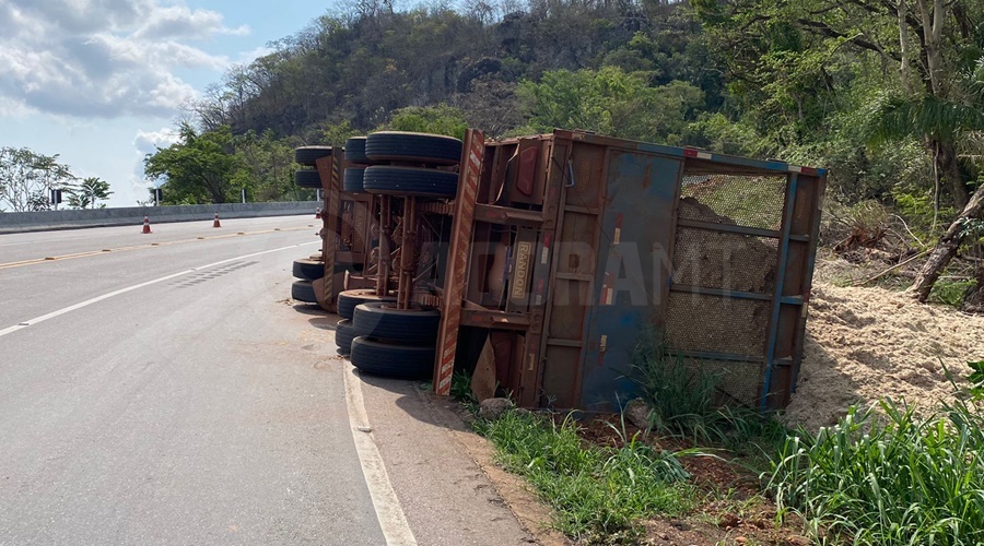 Imagem: acidente3 Pai e filho tombam carretas ao mesmo tempo na Serra Tapirapuã