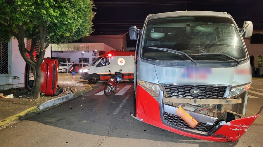 Imagem: batida capotamento Acidente entre carro e micro-ônibus termina em capotamento no Centro