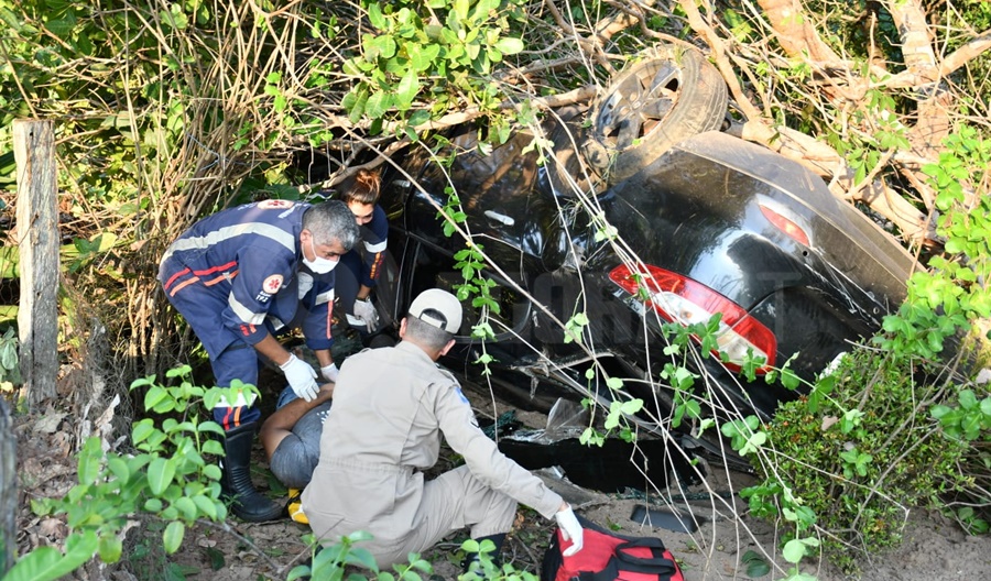 Imagem: capotamento2 Carro com dois adultos e uma criança de três anos capota na Rodovia do Peixe