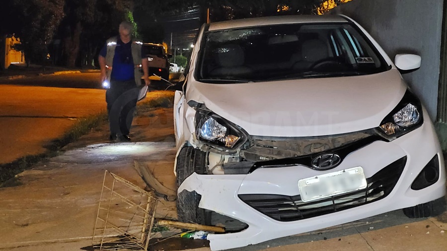 Imagem: carro acidente Motociclista é socorrido em estado gravíssimo após invadir preferencial e bater em carro