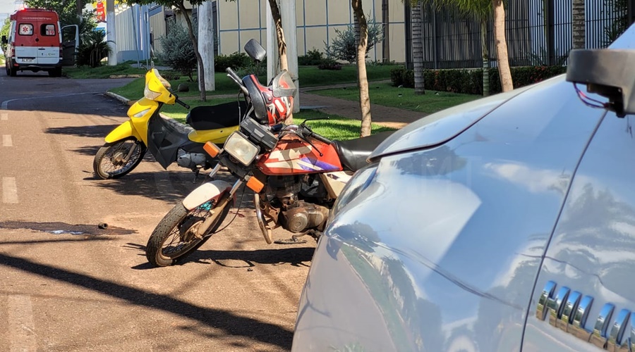 Imagem: db95ee3f 0cf5 4deb 9d8d 10a449da904a Motociclista fica em estado gravíssimo após ser 'fechado' por carro e bater em caminhonete estacionada