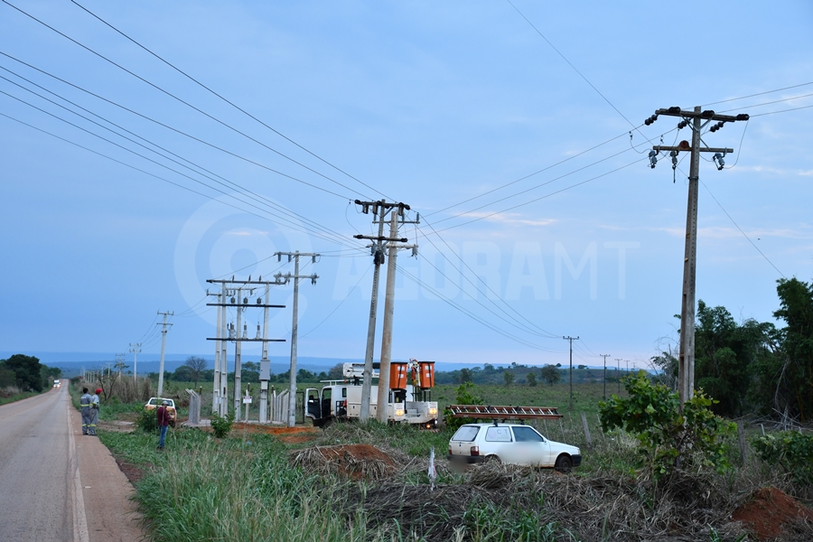 Imagem: energisa no local do acidente para desligar a energia Trabalhador de 50 anos morre eletrocutado na região rural de Rondonópolis