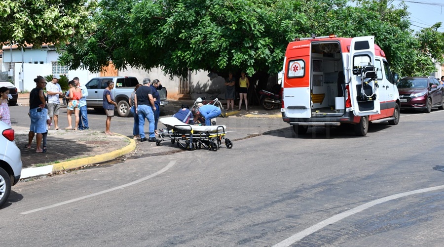 Imagem: f0a04c2e 4aaa 448b 833d 864c60c60218 Motociclista fica ferida após batida entre caminhonete e moto em cruzamento