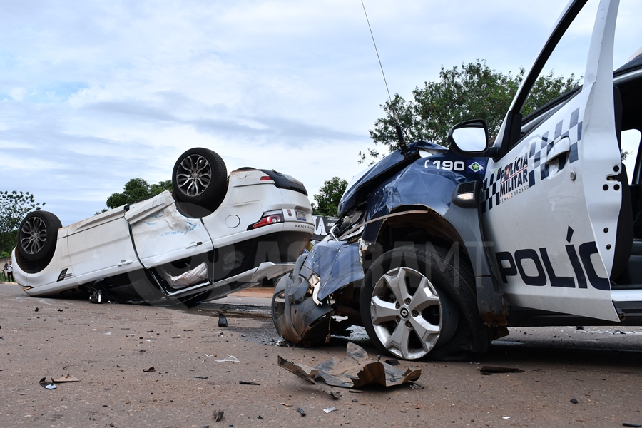 Imagem: veiculos destruidos apos o acidente Viatura da PM se envolve em acidente e policial fica ferido