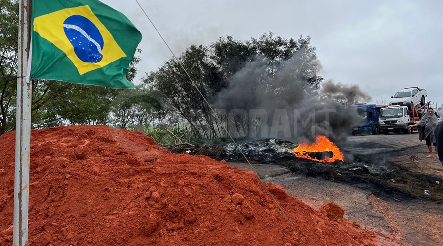 Imagem: 0635f28d da01 4517 a342 56e0cbbf54d6 Manifestantes seguem bloqueando rodovias em Rondonópolis e outras cidades de MT