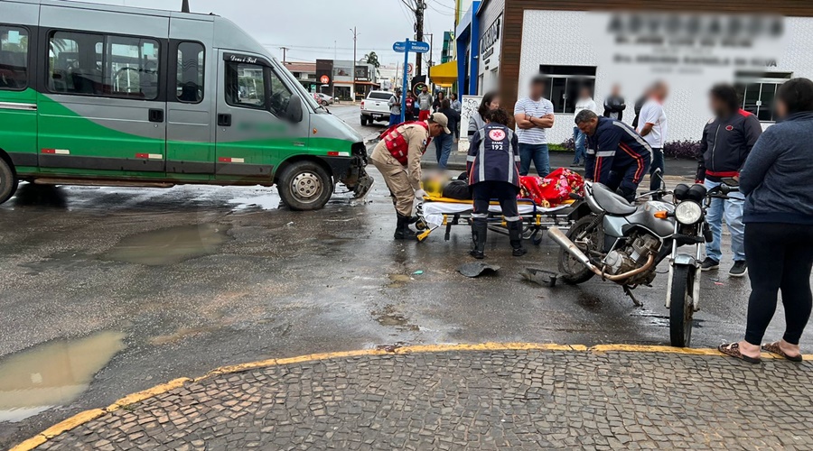 Imagem: 3b5748aa 575a 40d3 a2ff af3ad9bf416d Motociclista fica ferida após ser atingida por veículo em cruzamento