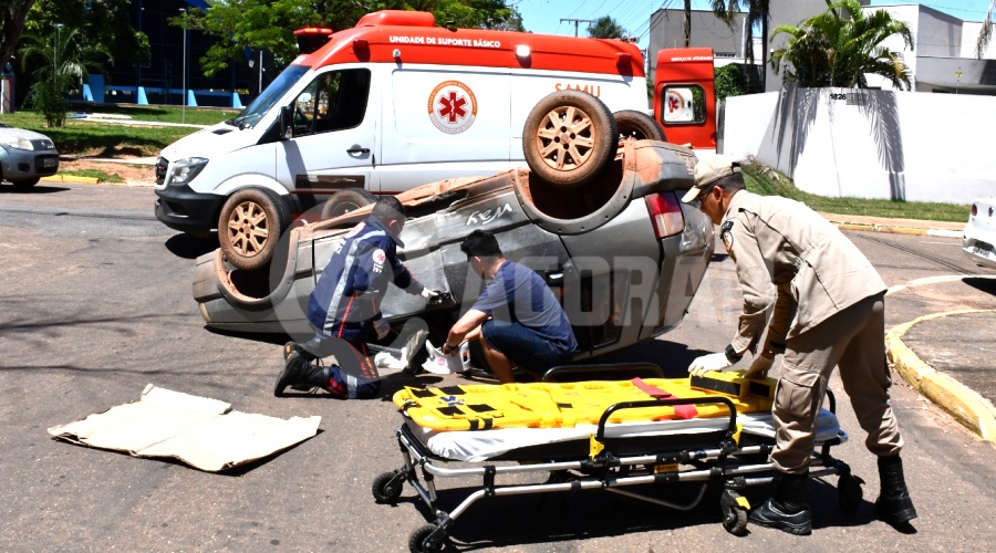 Imagem: A mulher do Uno ficou presa dentro carro apos o capotamento Mulher fica ferida após invadir preferencial e causar acidente seguido de capotamento