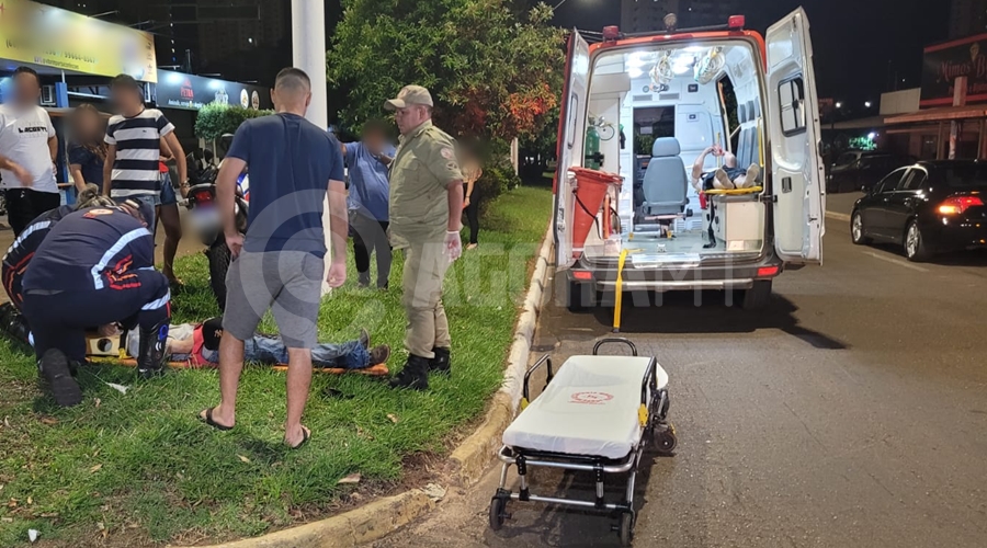 Imagem: Duas vitimas recebendo atendimento Motorista causa acidente e foge sem prestar socorro; dois motociclistas ficam feridos