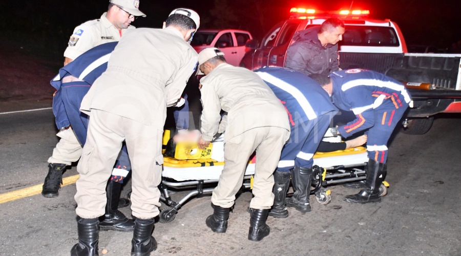 Imagem: Equipe socorrendo uma das mulheres que estava no banco traseiro do carro Polo Em colisão frontal, duas pessoas morrem na BR-364 em Rondonópolis; uma delas trabalhava como motorista de aplicativo