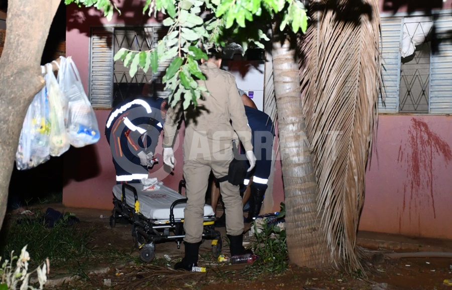 Imagem: Lo cal onde a vitima foi socorrida Homem sofre tentativa de homicídio e é atingido com golpe de tesoura