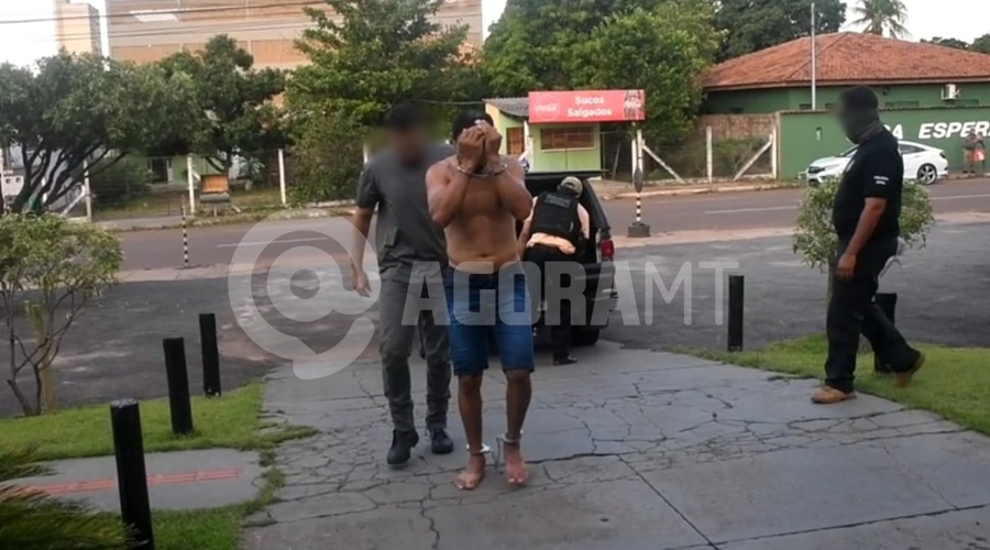 Imagem: Momento em que os suspeitos chegam na delegacia Rondonópolis | Casal é preso em flagrante pelo crime de falsificação de documentos públicos