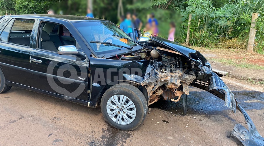 Imagem: No veiculo Gol estava o motorista e uma crianca Duas pessoas ficam feridas e presas às ferragens após acidente entre carros