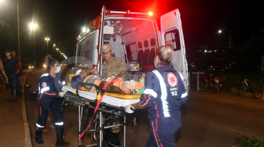 Imagem: O motociclista teve fratura no pe e foi levado para o Hospital Regional Motorista causa acidente, foge sem prestar socorro e deixa motociclista ferido com fratura