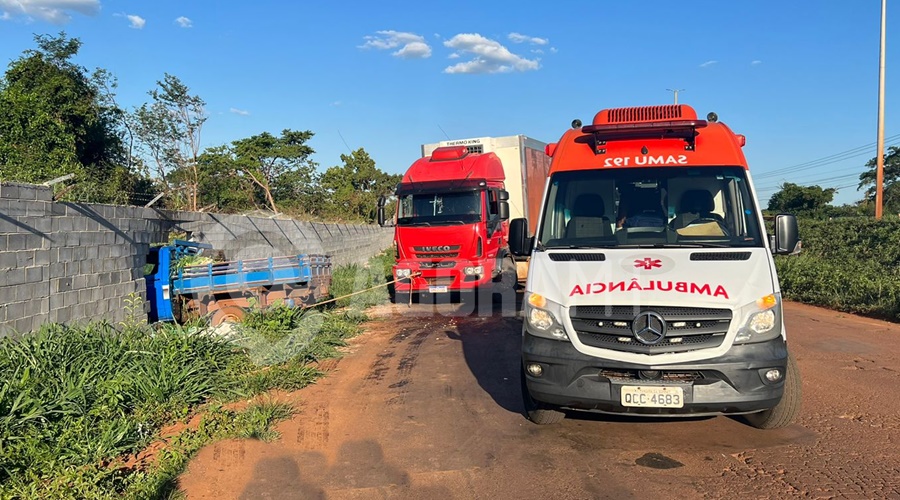 Imagem: O motorista de uma carreta auxiliou a retirada da caminhonete Feirante passa mal ao volante, perde o controle e bate caminhonete em muro