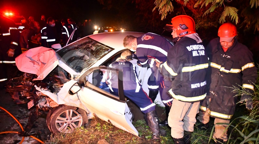 Imagem: O motorista do veiculo Polo ficou preso as ferragens Em colisão frontal, duas pessoas morrem na BR-364 em Rondonópolis; uma delas trabalhava como motorista de aplicativo