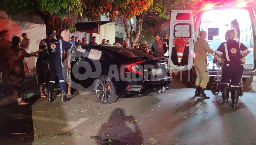 Imagem: Omotorista perdeu o controle na rua Dom Pedro II Motorista perde o controle e bate violentamente contra árvore na região central