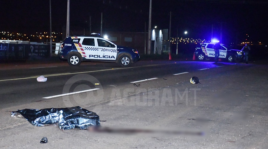 Imagem: Policia Militar isolando o local do fato Mototaxista tem perna arrancada em acidente e morre no Anel Viário em Rondonópolis