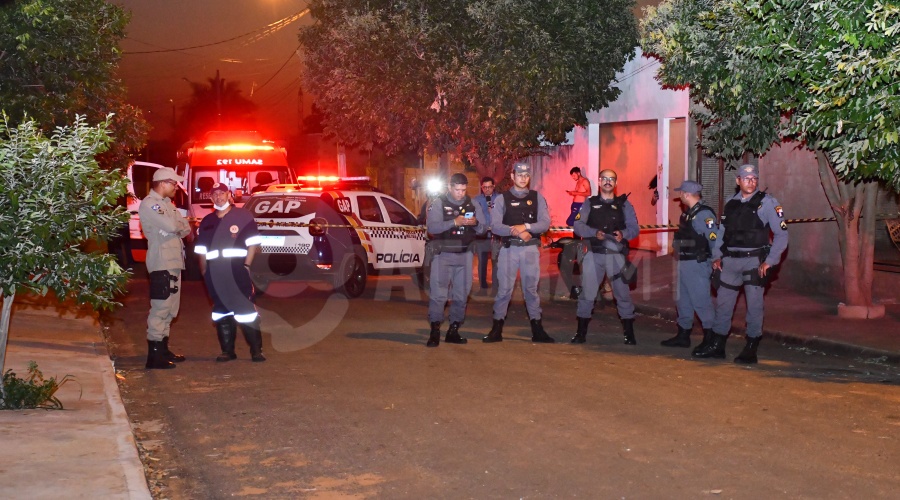 Imagem: Policiais no local do crime Homem é surpreendido em frente de residência e é executado com cerca de 10 tiros