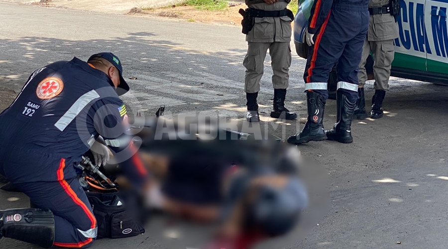 Imagem: Profissional do Samu atestando o obito da vitima Homem é executado à luz do dia com tiros na cabeça