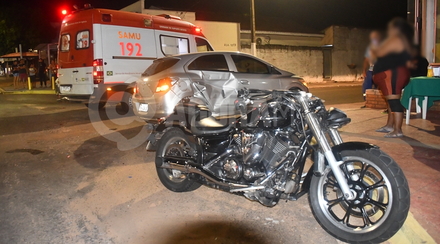 Imagem: Veiculos envolvidos no acidente Motociclista sofre graves ferimentos após não respeitar sinalização e bater em carro que contornava a rotatória