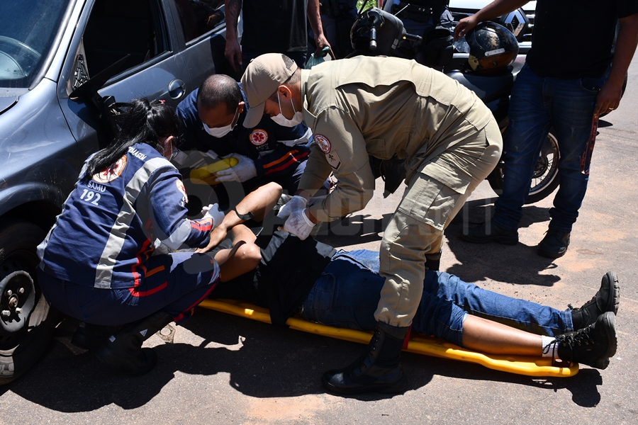 Imagem: Vitima sendo socorrida pelo samu no Jr Iguassu Roo Motorista se envolve em acidente e acaba preso com mandado de prisão em aberto