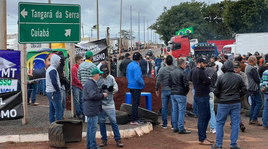 Imagem: bb962fb7 2191 4ef6 96f8 6b3e03728aa4 Manifestantes seguem bloqueando rodovias em Rondonópolis e outras cidades de MT