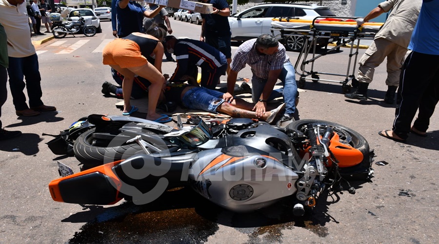 Imagem: interna1 Motociclista é socorrido com fratura exposta após acidente na região central