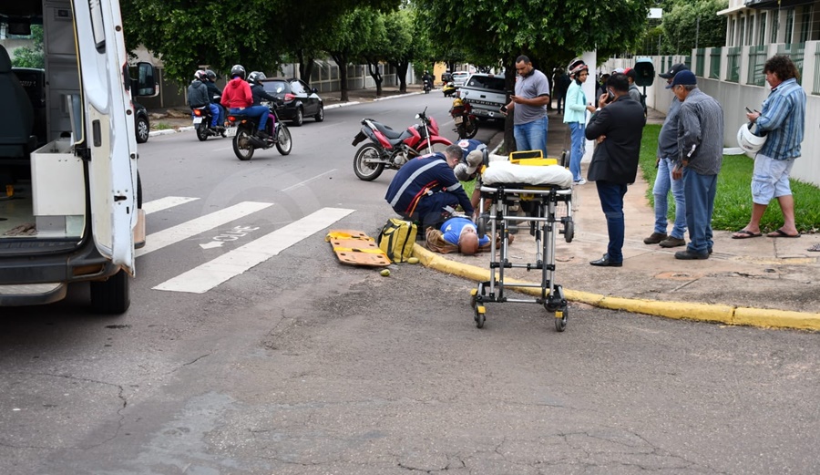 Imagem: motociclista ferido 2 Motociclista de 54 anos sofre fratura na perna após batida com caminhonete