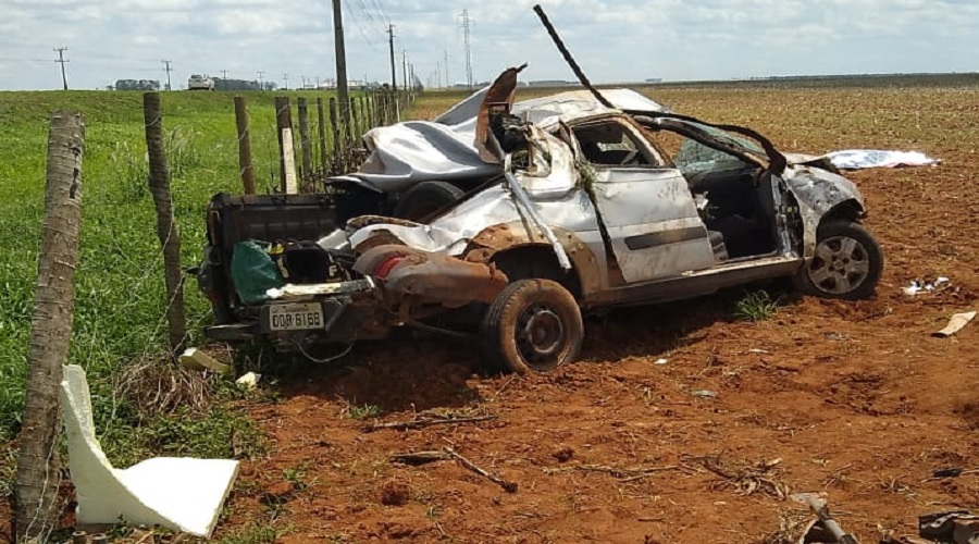 Imagem: picapepva Passageiro de picape morre e motorista fica ferido após capotamento