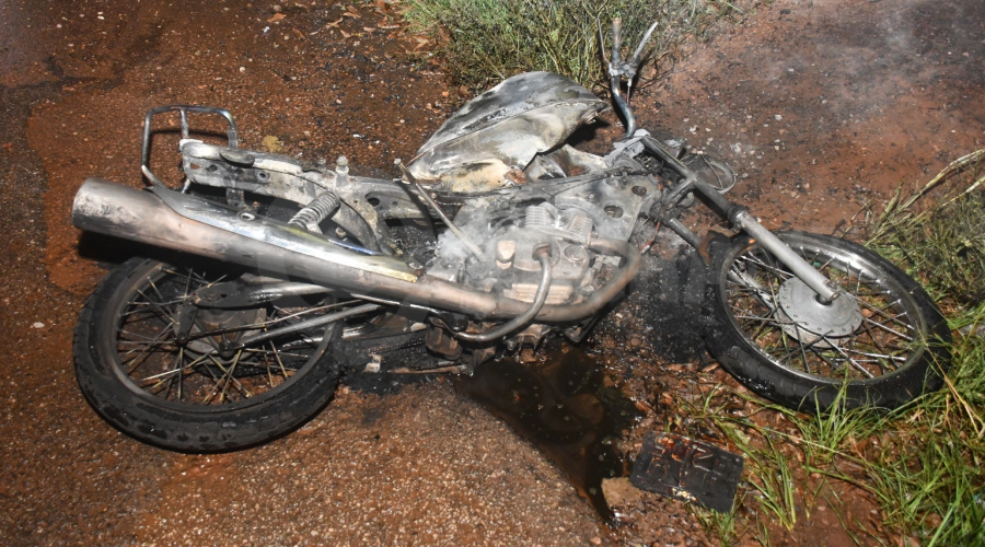 Imagem: 3cb49906 57ab 4d3d b3d0 7d8b30e1643c Moto pega fogo após acidente em cruzamento no Parque Universitário