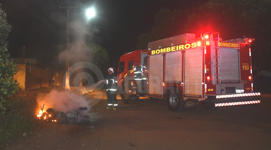 Imagem: 5e777e83 0755 4d01 bba8 81e17d452f96 Moto pega fogo após acidente em cruzamento no Parque Universitário