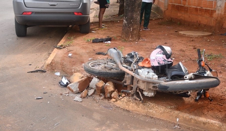 Imagem: 68ab435a 347f 461b aaec 2c7bb6fc22b1 Motociclista fica ferida após colisão em cruzamento no Jardim Adriana