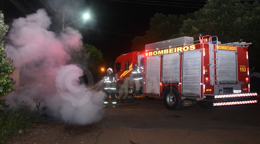 Imagem: 8ff78c8e 6f34 4d59 8aac 440395e421ea Moto pega fogo após acidente em cruzamento no Parque Universitário