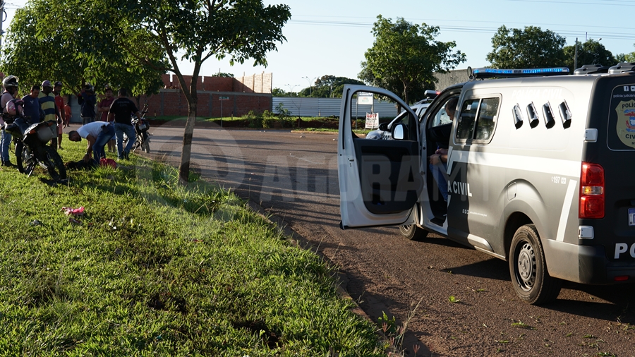 Imagem: Acidente com motocicleta na rotatoria do Bairro Osvaldo Sobrinho Motociclista fica desacordada após perder o controle da direção e bater em meio-fio