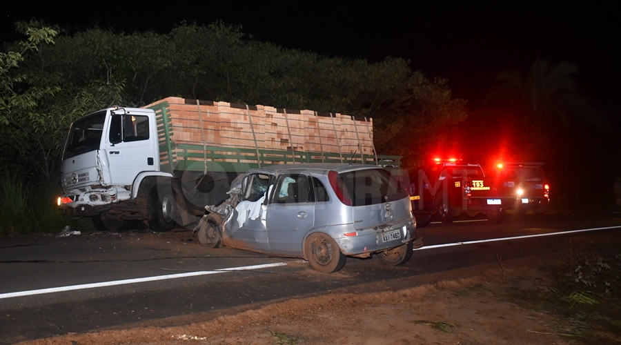 Imagem: Corpo de Bombeiros no local do fato Idoso morre após ficar preso às ferragens em colisão frontal na MT-270