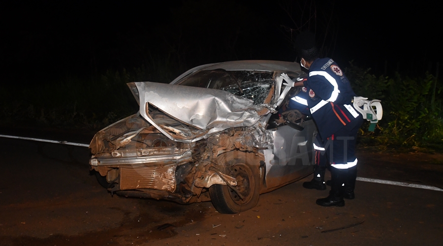 Imagem: Momento que os profissionais do Samu atestaram o obito da vitima Idoso morre após ficar preso às ferragens em colisão frontal na MT-270