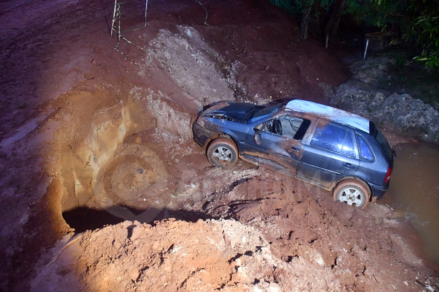 Imagem: Mulher perdo controle do veiculo e cai em ribanceira Mulher fica ferida após carro cair em buraco na Gleba Rio Vermelho