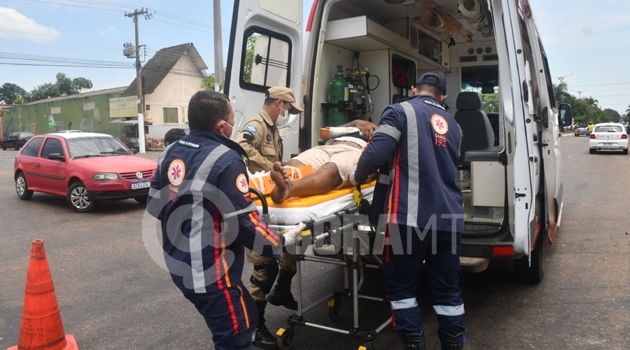 Imagem: O motociclista foi socorrido pela equipe do Samu Homem fica ferido com fratura em acidente entre moto e carro