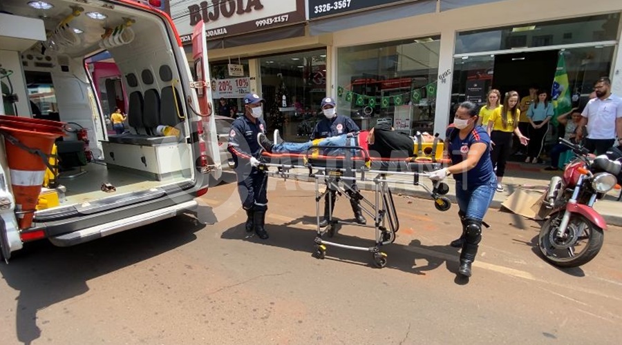 Imagem: O motociclista teve varios ferimentos pelo corpo Mulher é atropelada ao atravessar a rua; motociclista também fica ferido