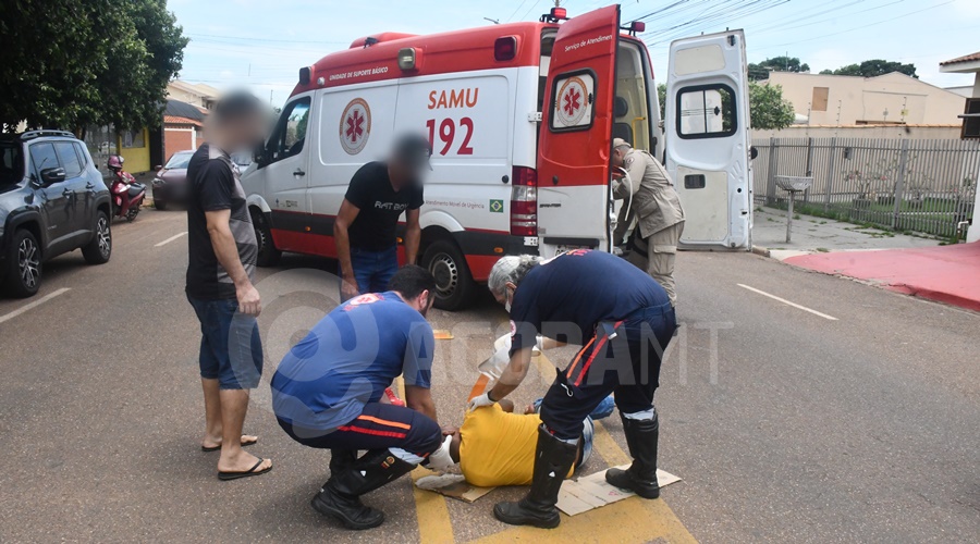 Imagem: Profissionais do Samu prestando atendimento a vitima Motociclista fica em estado gravíssimo e precisa ser intubado após se envolver em acidente