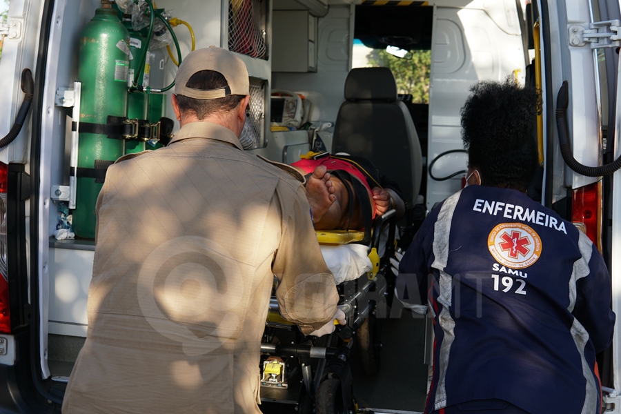 Imagem: Vitima de acidente sendo socorrida pelo samu Motociclista fica desacordada após perder o controle da direção e bater em meio-fio