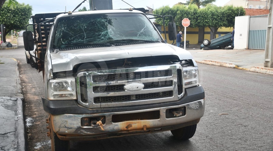 Imagem: caminhonete capotamento Veículo capota após acidente e vítima é socorrida pelo Samu