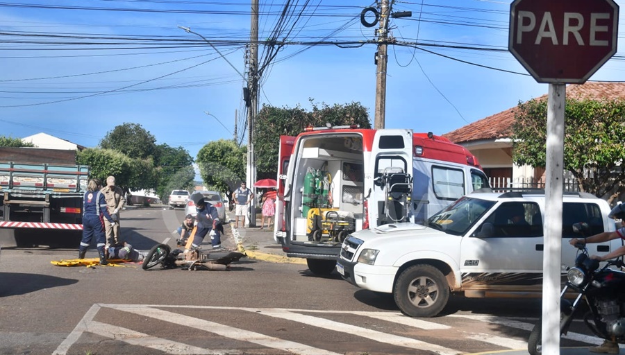 Imagem: cruzamento moto caminhao Caminhão cruza preferencial, motociclista bate na lateral e sofre fratura na perna