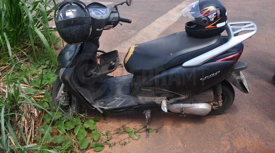 Imagem: moto Motociclista com criança na garupa invade preferencial e bate em caminhão