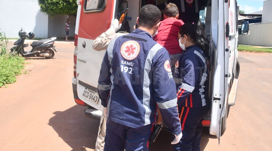 Imagem: samu Motociclista com criança na garupa invade preferencial e bate em caminhão