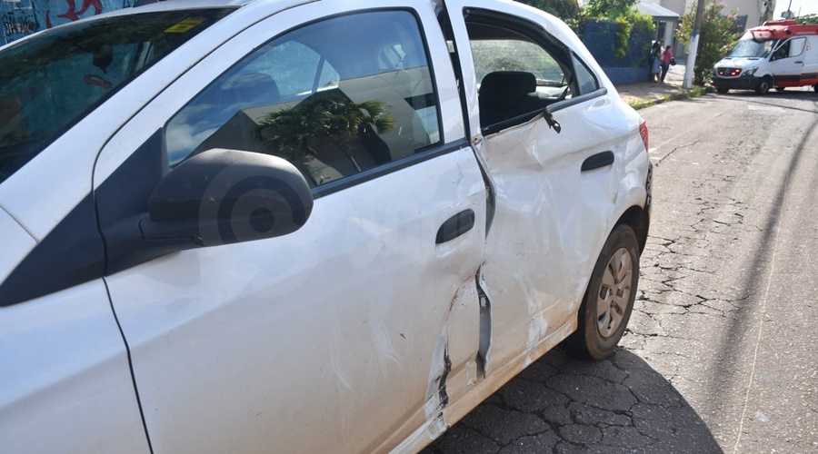 Imagem: carro Motociclista fica ferido após motorista invadir preferencial em cruzamento