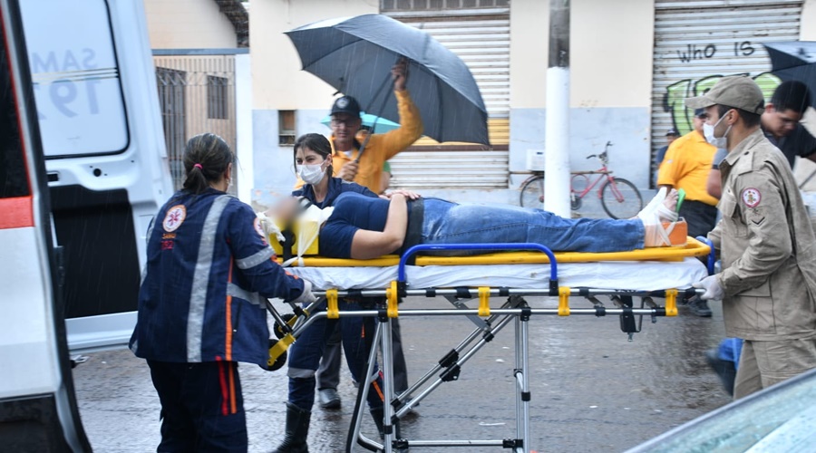 Imagem: A vitima foi encaminhada para o Hospital Regional Motociclista não respeita sinalização, causa acidente e fica ferida com fratura