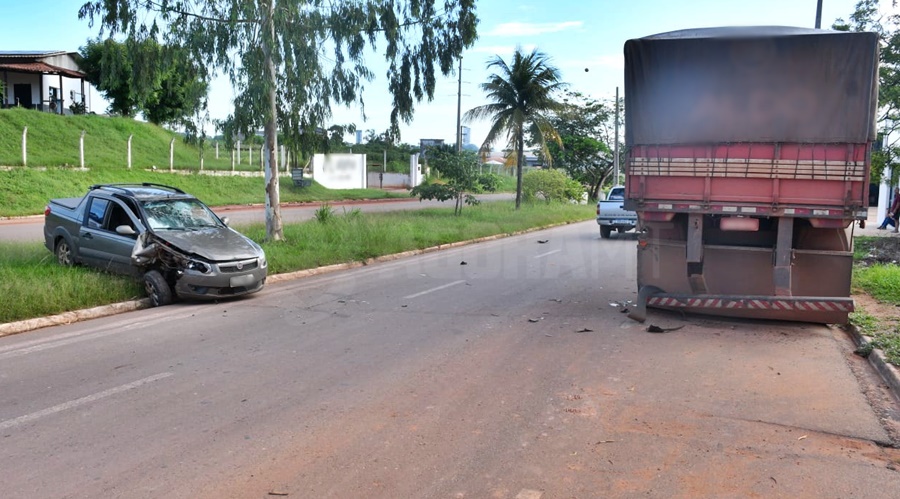 Imagem: ACIDENTE rODOVIA Condutor perde controle do carro e bate em carreta estacionada em avenida