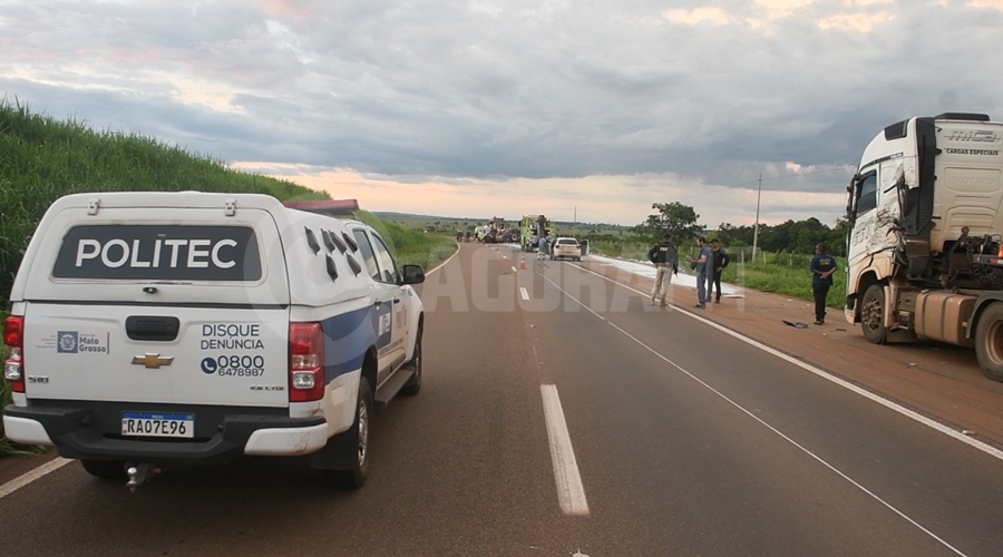 Imagem: Acidente fatal BR 364 Caminhoneiro morre preso às ferragens após atingir veículo de carga em duas carretas na BR-364  