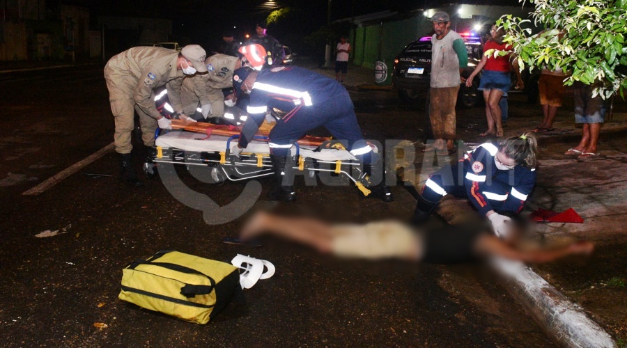 Imagem: As vitimas foram encaminhadas para o Hospital Regional Motociclista avança no sinal vermelho e duas pessoas ficam feridas; uma delas com traumatismo e fratura